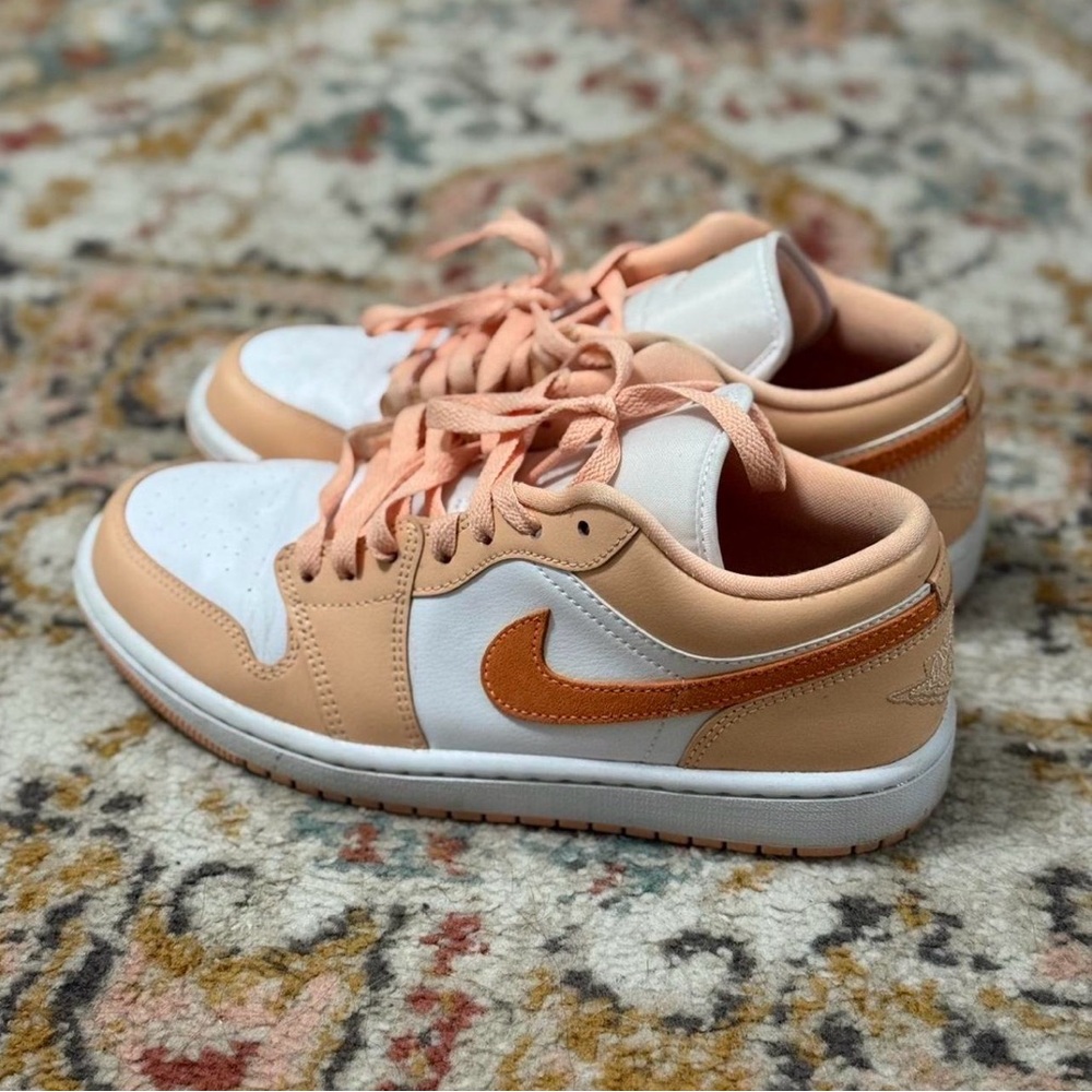 Nike Low-Top Air Jordon 1 Low in Peach and White